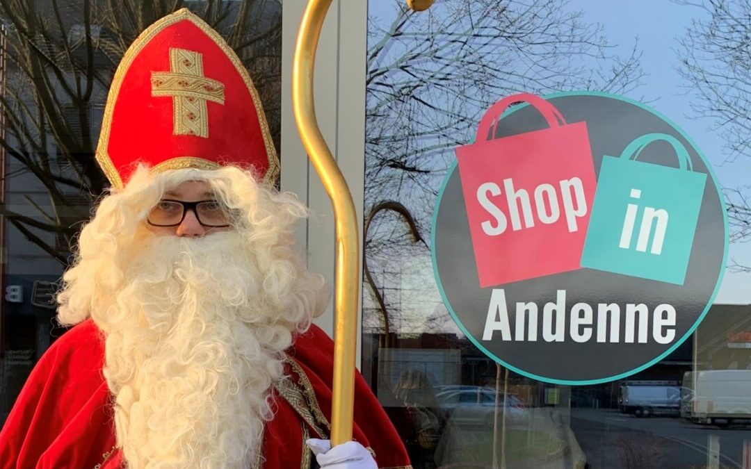 Le grand saint Nicolas en visite dans les rues commerçantes