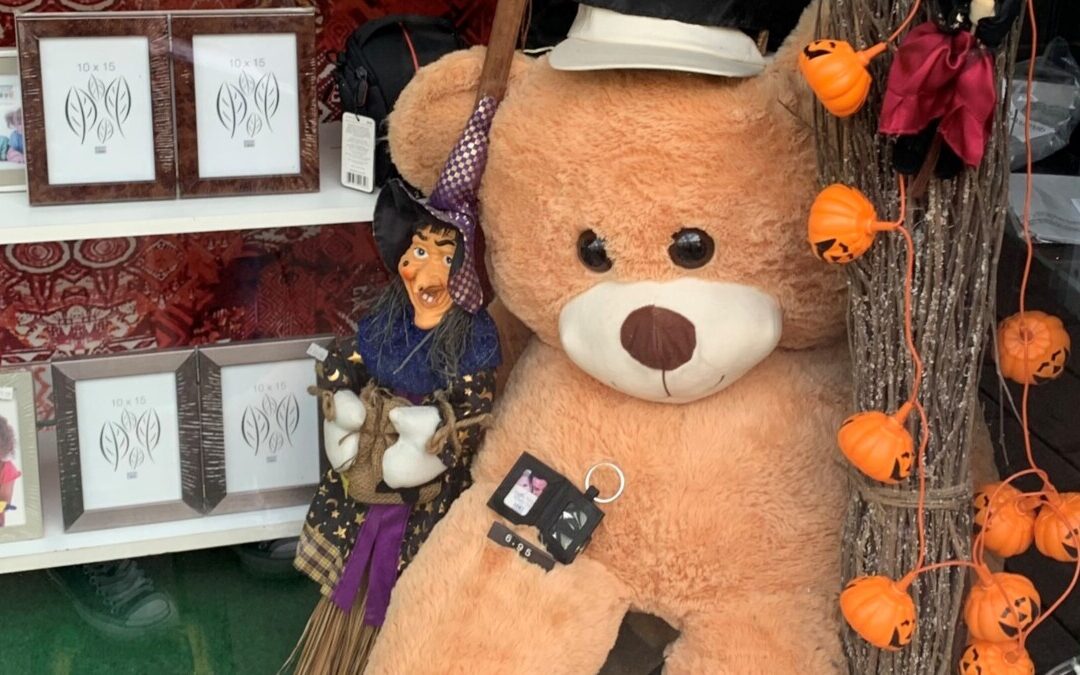 Citrouilles, monstres, sorcières… Les décos d&rsquo;Halloween s&rsquo;invitent dans les commerces !